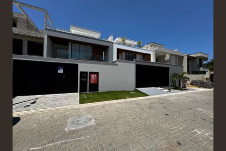 Casa de condomínio à venda com 230m², 3 quartos e 1 vagaFachada