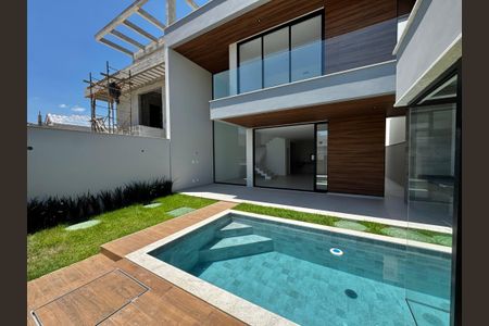 Casa de condomínio à venda com 230m², 3 quartos e 1 vagaÁrea externa