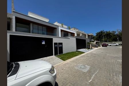 Casa de condomínio à venda com 230m², 3 quartos e 1 vagaFachada