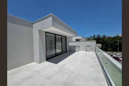 Casa de condomínio à venda com 230m², 3 quartos e 1 vagaTerraço