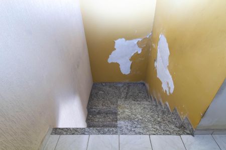 Casa à venda com 150m², 2 quartos e 2 vagas Casa à venda com 150m², 2 quartos e 2 vagasEscada