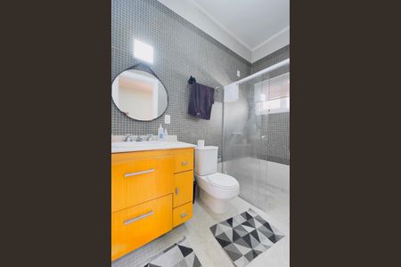 Casa de condomínio para alugar com 570m², 8 quartos e 6 vagas Casa de condomínio para alugar com 570m², 8 quartos e 6 vagasBanheiro da Suíte 4