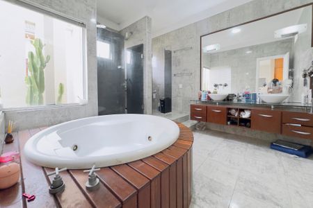 Casa de condomínio para alugar com 570m², 8 quartos e 6 vagas Casa de condomínio para alugar com 570m², 8 quartos e 6 vagasBanheiro da Suíte 5