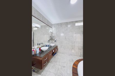 Casa de condomínio para alugar com 570m², 8 quartos e 6 vagas Casa de condomínio para alugar com 570m², 8 quartos e 6 vagasBanheiro da Suíte 5