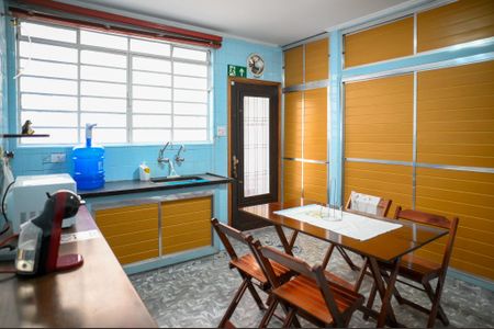 Casa à venda com 116m², 2 quartos e 6 vagas Casa à venda com 116m², 2 quartos e 6 vagasCozinha