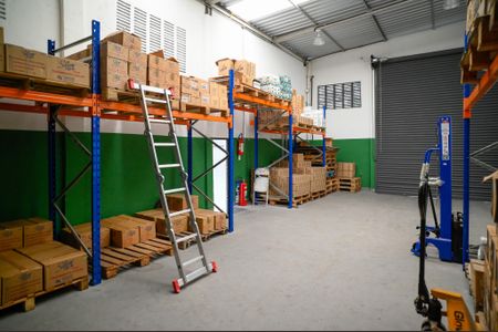 Casa à venda com 116m², 2 quartos e 6 vagas Casa à venda com 116m², 2 quartos e 6 vagasGalpão