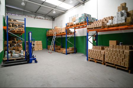 Casa à venda com 116m², 2 quartos e 6 vagas Casa à venda com 116m², 2 quartos e 6 vagasGalpão