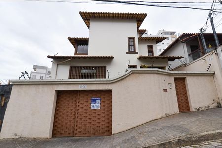 Casa à venda com 250m², 3 quartos e 4 vagasFachada