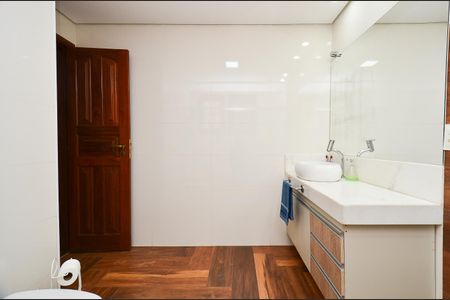 Casa à venda com 250m², 3 quartos e 4 vagasBanheiro Suite 2