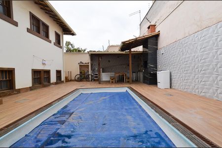 Casa à venda com 250m², 3 quartos e 4 vagasÁrea externa - Piscina