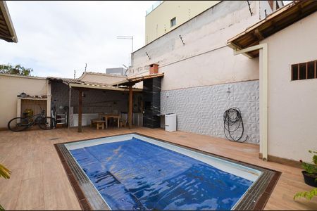 Casa à venda com 250m², 3 quartos e 4 vagasÁrea externa - Piscina