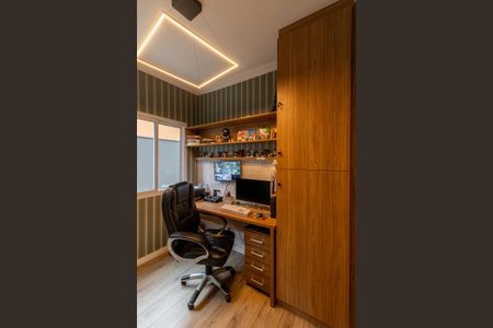 Casa à venda com 300m², 4 quartos e 4 vagasEscritório