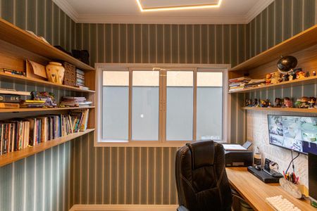 Casa à venda com 300m², 4 quartos e 4 vagasEscritório