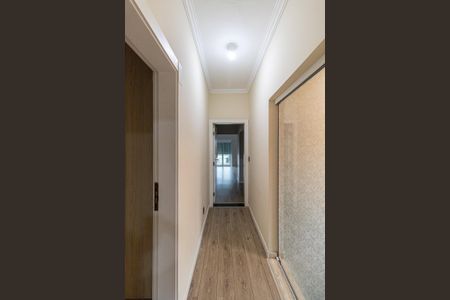 Casa à venda com 300m², 4 quartos e 4 vagasCorredor