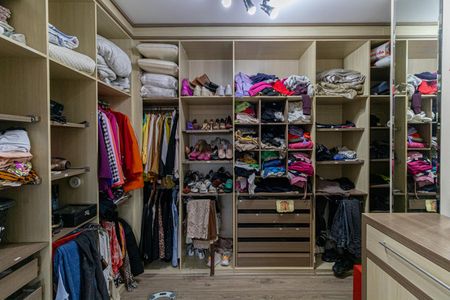 Casa à venda com 300m², 4 quartos e 4 vagasCloset Suíte 1