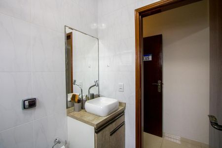 Casa à venda com 215m², 3 quartos e 2 vagasBanheiro do quarto 2