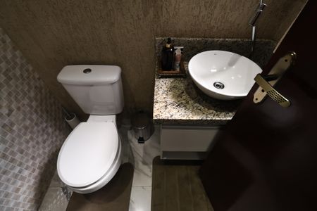 Casa de condomínio à venda com 140m², 3 quartos e 4 vagasLavabo