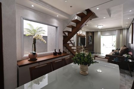 Casa de condomínio à venda com 140m², 3 quartos e 4 vagasSala