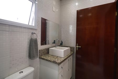 Casa de condomínio à venda com 140m², 3 quartos e 4 vagasBanheiro