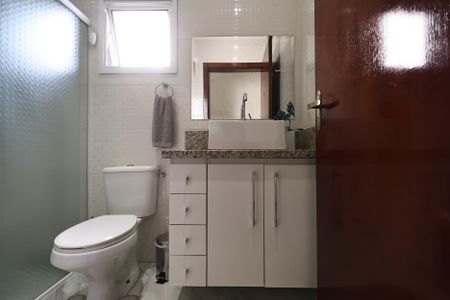 Casa de condomínio à venda com 140m², 3 quartos e 4 vagasBanheiro