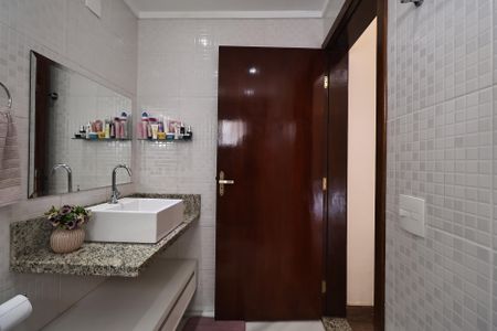 Casa de condomínio à venda com 140m², 3 quartos e 4 vagasBanheiro da suíte