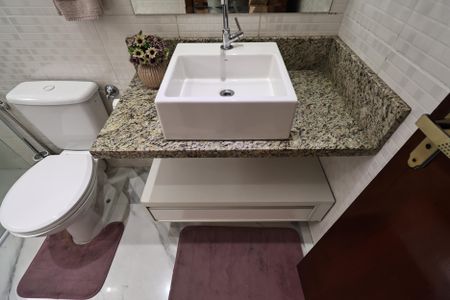 Casa de condomínio à venda com 140m², 3 quartos e 4 vagasBanheiro da suíte