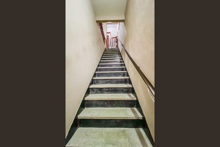 Casa para alugar com 250m², 2 quartos e 2 vagasEscada