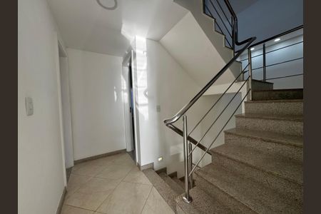 Casa de condomínio à venda com 280m², 4 quartos e 2 vagasEscada