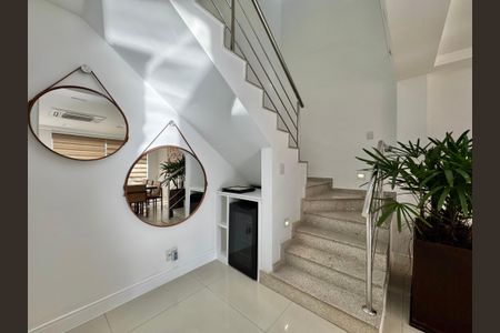 Casa de condomínio à venda com 280m², 4 quartos e 2 vagasSala