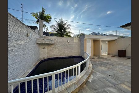 Casa de condomínio à venda com 280m², 4 quartos e 2 vagasÁrea externa