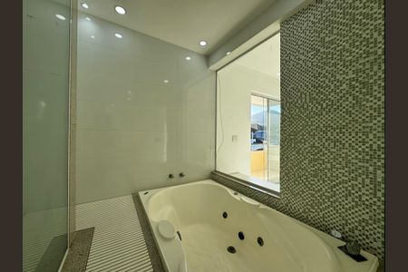 Casa de condomínio à venda com 280m², 4 quartos e 2 vagasSuíte 1 - Banheiro