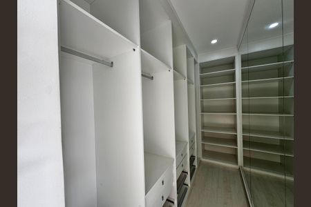 Casa de condomínio à venda com 280m², 4 quartos e 2 vagasSuíte 1 - Closet
