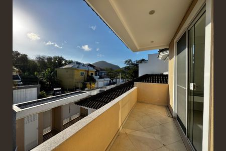 Casa de condomínio à venda com 280m², 4 quartos e 2 vagasSuíte 1 - Varanda