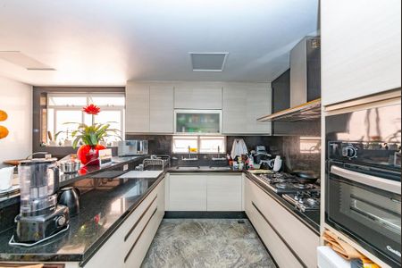 Casa à venda com 622m², 5 quartos e 5 vagas Casa à venda com 622m², 5 quartos e 5 vagasCozinha