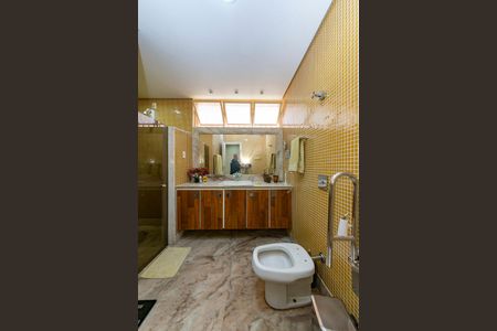 Casa à venda com 622m², 5 quartos e 5 vagas Casa à venda com 622m², 5 quartos e 5 vagasBanheiro da Suíte 1