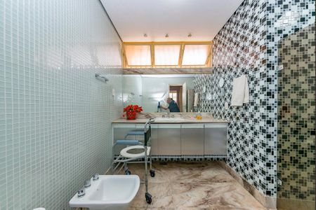 Casa à venda com 622m², 5 quartos e 5 vagas Casa à venda com 622m², 5 quartos e 5 vagasBanheiro Social