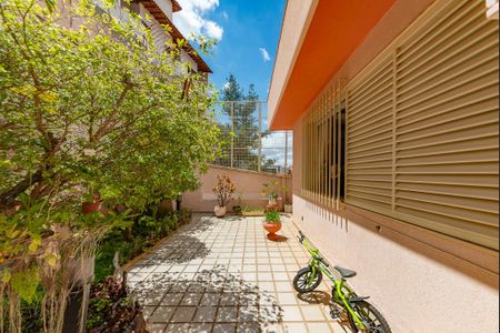 Casa à venda com 622m², 5 quartos e 5 vagas Casa à venda com 622m², 5 quartos e 5 vagasQuintal