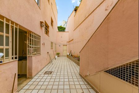 Casa à venda com 622m², 5 quartos e 5 vagas Casa à venda com 622m², 5 quartos e 5 vagasQuintal