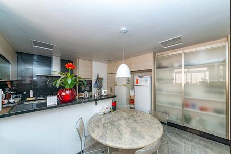 Casa à venda com 622m², 5 quartos e 5 vagas Casa à venda com 622m², 5 quartos e 5 vagasCozinha