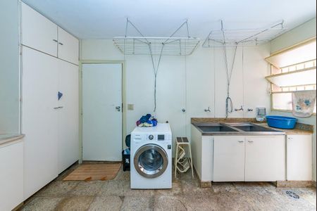 Casa à venda com 622m², 5 quartos e 5 vagas Casa à venda com 622m², 5 quartos e 5 vagasÁrea de Serviço