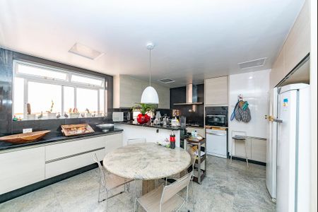 Casa à venda com 622m², 5 quartos e 5 vagas Casa à venda com 622m², 5 quartos e 5 vagasCozinha