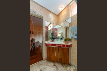 Casa à venda com 622m², 5 quartos e 5 vagas Casa à venda com 622m², 5 quartos e 5 vagasBanheiro da Suíte 2