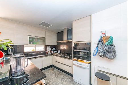 Casa à venda com 622m², 5 quartos e 5 vagas Casa à venda com 622m², 5 quartos e 5 vagasCozinha