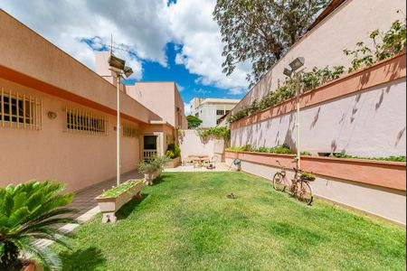 Casa à venda com 622m², 5 quartos e 5 vagas Casa à venda com 622m², 5 quartos e 5 vagasQuintal