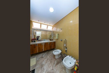 Casa à venda com 622m², 5 quartos e 5 vagas Casa à venda com 622m², 5 quartos e 5 vagasBanheiro da Suíte 1