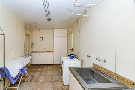 Casa à venda com 622m², 5 quartos e 5 vagas Casa à venda com 622m², 5 quartos e 5 vagasÁrea de Serviço