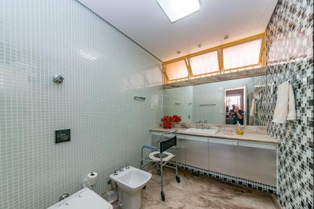 Casa à venda com 622m², 5 quartos e 5 vagas Casa à venda com 622m², 5 quartos e 5 vagasBanheiro Social