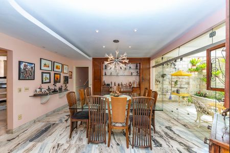 Casa à venda com 622m², 5 quartos e 5 vagas Casa à venda com 622m², 5 quartos e 5 vagasSala 2