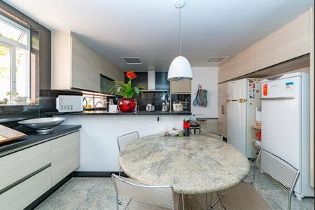 Casa à venda com 622m², 5 quartos e 5 vagas Casa à venda com 622m², 5 quartos e 5 vagasCozinha