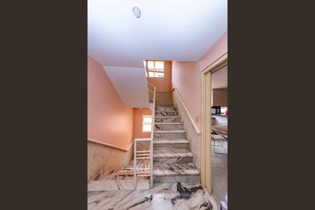 Casa à venda com 622m², 5 quartos e 5 vagas Casa à venda com 622m², 5 quartos e 5 vagasEscada